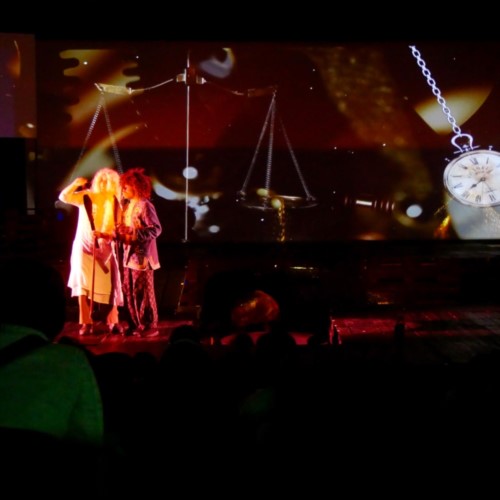 Hora (V.Schweinstetter) führt Momo (Z.Haruna) an die ALLSICHT-Brille heran